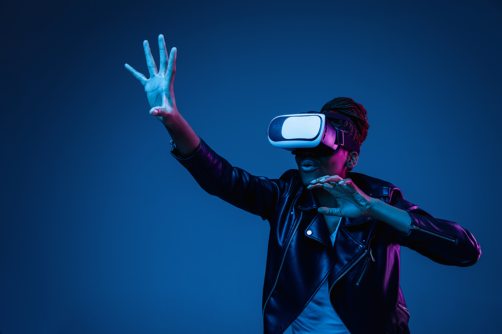 En ung mann med VR-briller som strekker ut en hånd, 3d visualisering for VR-briller
